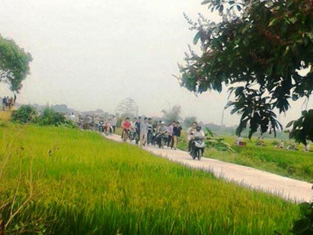Sau khi gây án xong, đối tượng chạy ra ngoài đồng tự sát nhưng bất thành. Ảnh bạn đọc cung cấp