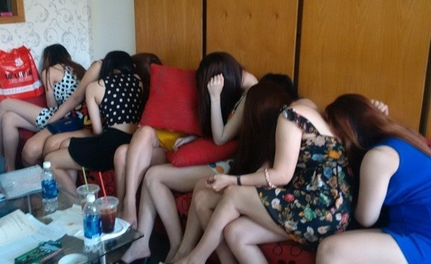 Tiếp viên ở tiệm hớt tóc bị bắt quả tang đang bán dâm cho khách tại quận 5 (TP HCM) hồi trung tuần tháng 3. Ảnh minh họa: Q.H.