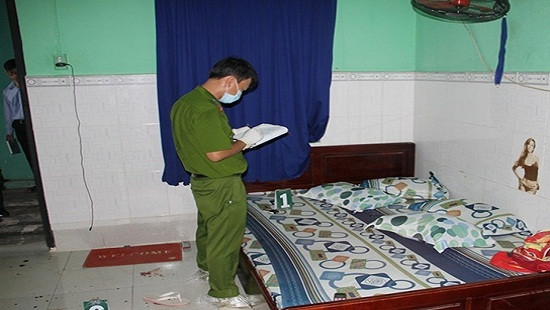 Công an khám nghiệm hiện trường nơi xảy ra vụ việc