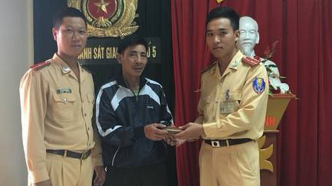 Ông Thanh phấn khởi nhận lại tài sản từ các chiến sỹ đội CSGT số 5.
