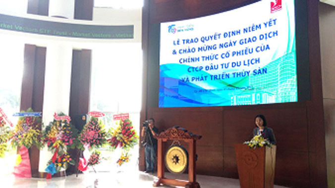 Bà Trần Anh Đào - Phó Tổng giám đốc HoSE đọc quyết định niêm yết cổ phiếu DAT lên sàn giao dịch chứng khoán HoSE.