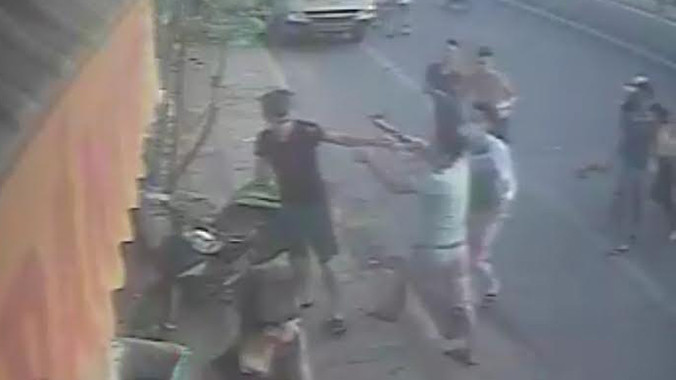 Nhóm thanh niên đánh hội đồng nữ chủ tiệm bánh mỳ và nhân viên.