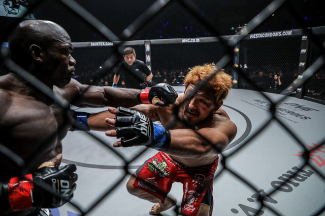 Alain Ngalani (trái) có chiến thắng nhanh nhất lịch sử hạng nặng tại ONE FC. Ảnh: ONE.