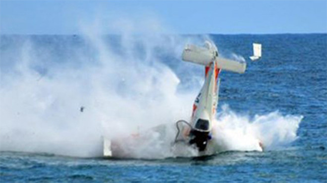 Chiếc máy bay rơi xuống biển khiến phi công thiệt mạng