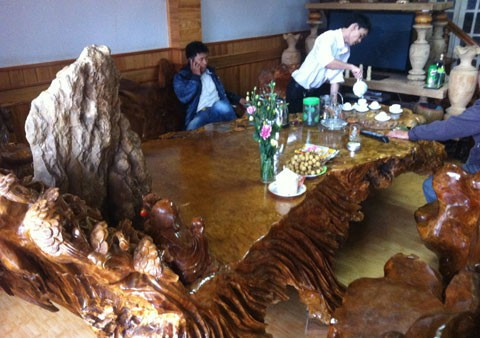 Bộ bàn ghế gù hương ngàn tuổi dưới chân đồi Mộng Mơ.