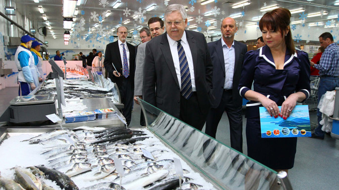 Ông John Tefft tại một triển lãm hải sản thế giới ở Alaska (Mỹ)