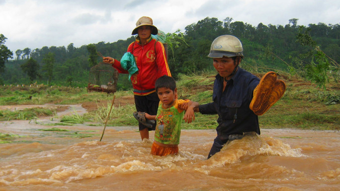 Vợ chồng bà Rơ Lan Toét thất thểu về làng
