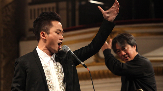 Tùng Dương thăng hoa khi hát ca khúc về biển đảo. Ảnh: H.T