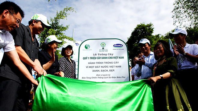 Các đại biểu cùng thực hiện nghi thức kéo vải phủ bảng lưu niệm của chương trình Quỹ 1 triệu cây xanh cho Việt Nam trong Lễ trồng cây của Quỹ 1 triệu cây xanh tại Điện Biên.Ảnh: Xuân Phú