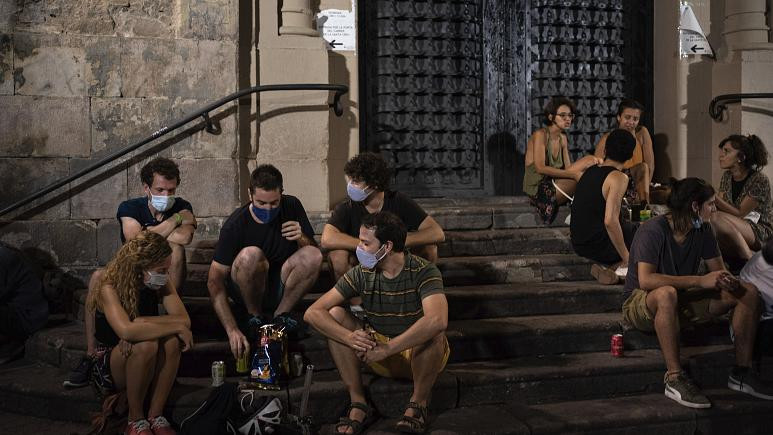 Nhiều nước đã đối diện với làn sóng COVID-19, nhiều nước khác nghĩ rằng vẫn tới. (Ảnh: AP)