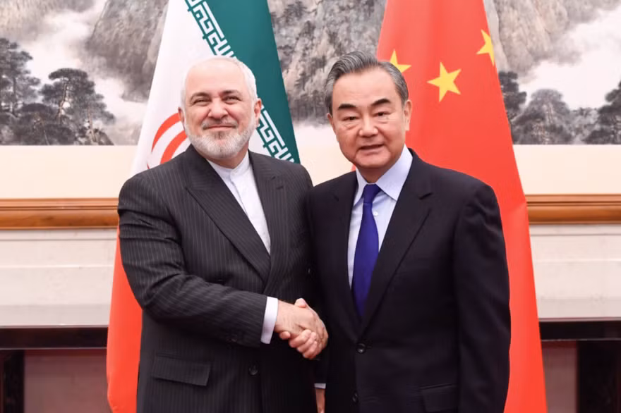 Ngoại trưởng Trung Quốc Vương Nghị (phải) và người đồng cấp Iran Javad Zarif trong cuộc gặp tại Bắc Kinh vào tháng 1 năm nay. (Ảnh: Xinhua)