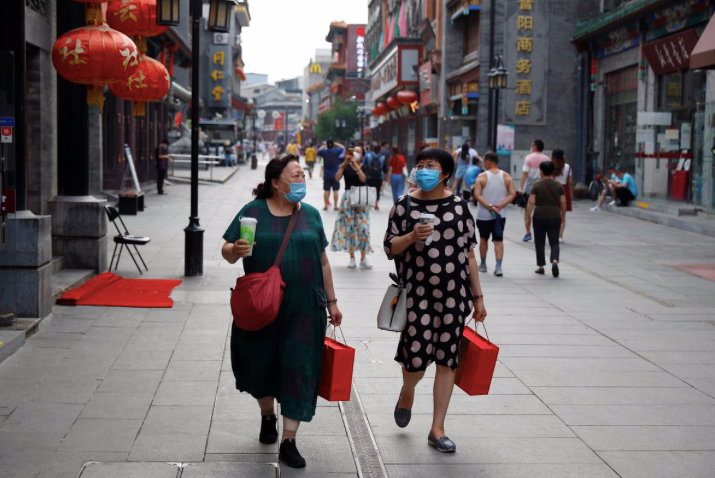 Người dân Bắc Kinh, Trung Quốc, đeo khẩu trang khi đi trên phố ngày 30/7. (Ảnh: Reuters)