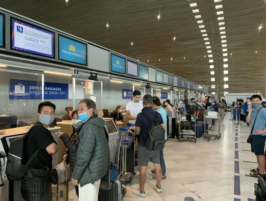 Các công dân làm thủ tục tại sân bay. (Ảnh: Mofa)