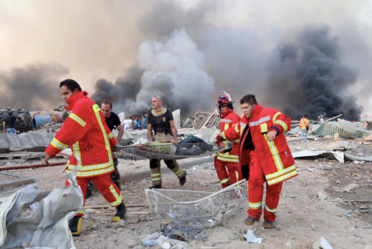 Nhân viên cứu hộ vận chuyển nạn nhân từ hiện trường. (Ảnh: Reuters)