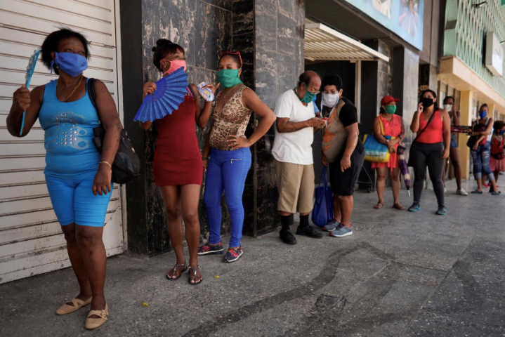 Người dân Cuba xếp hàng mua lương thực ở Havana ngày 8/8. (Ảnh: Reuters)
