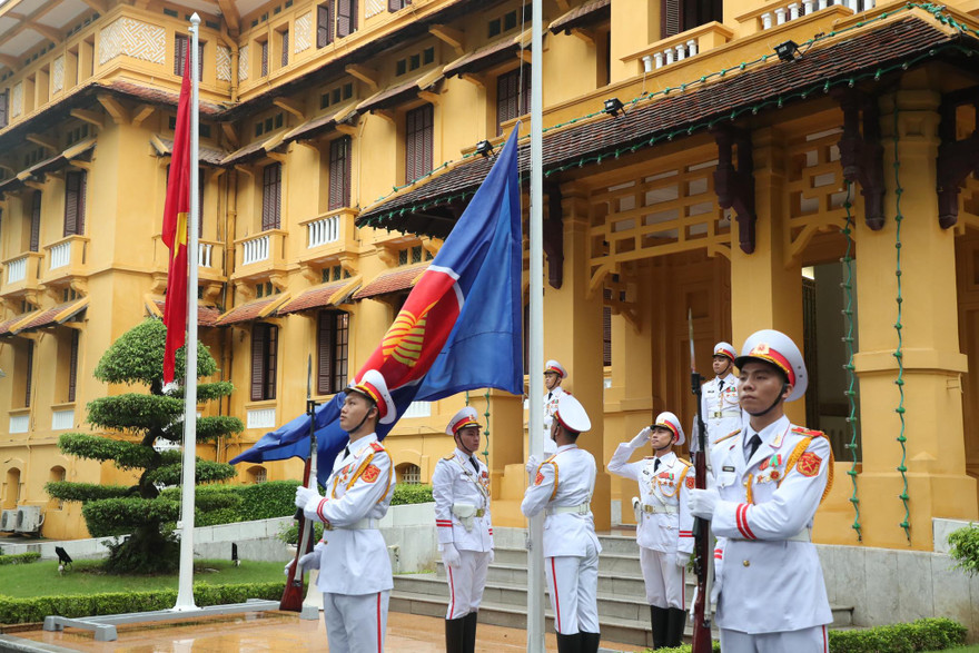 Thượng cờ ASEAN. (Ảnh: Như Ý)