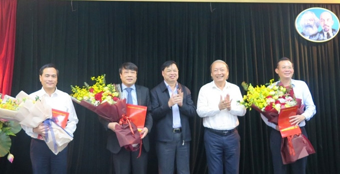 Lãnh đạo Ban Tuyên giáo Trung ương trao quyết định và chúc mừng các cán bộ được điều động, bổ nhiệm. Ảnh: VGP