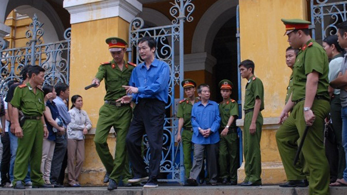 Các bị cáo bị giải về sau phiên tòa.