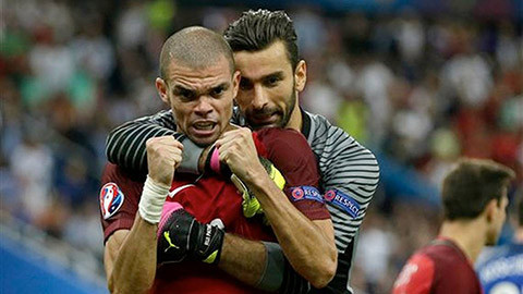 HLV V.League hết lời ngợi khen hàng thủ Bồ Đào Nha