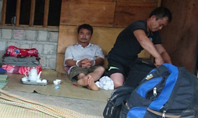 Kiểm tra bên trong lán trại của lâm tặc.