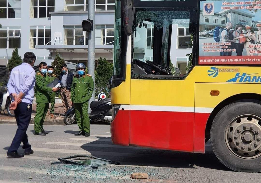 Xe buýt chạy tuyến số 29 bị nạn tại hiện trường.