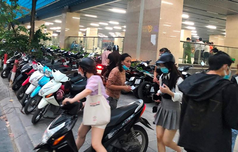 Người dân đi tàu phải gửi bãi xe lậu giá phí chặt chém trong những ngày đầu. Ảnh: Anh Trọng