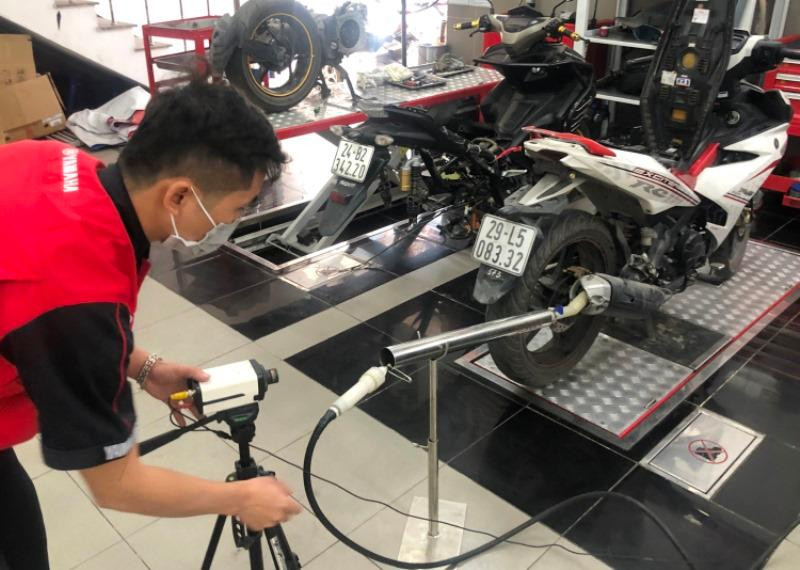 Đo khi thải xe máy tại đại lý xe YAMAHA Cầu Giấy. Ảnh: Anh Trọng