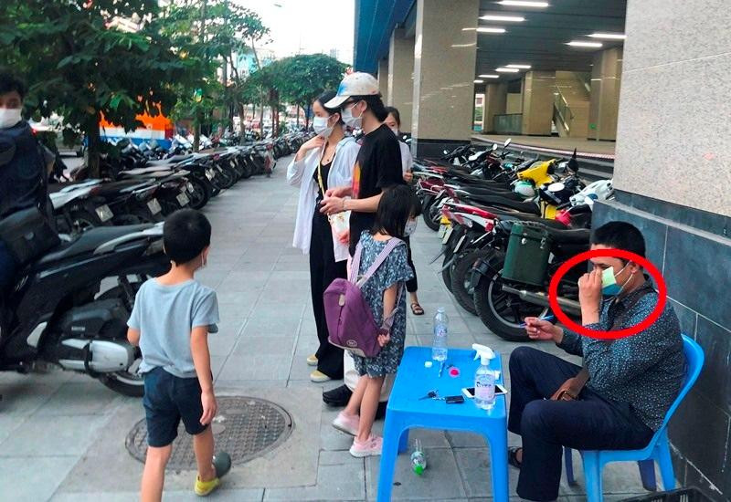 Nhân viên bãi xe lậu công khai kê bàn ghế thu tiền khách đi tàu trong 2 ngày qua.