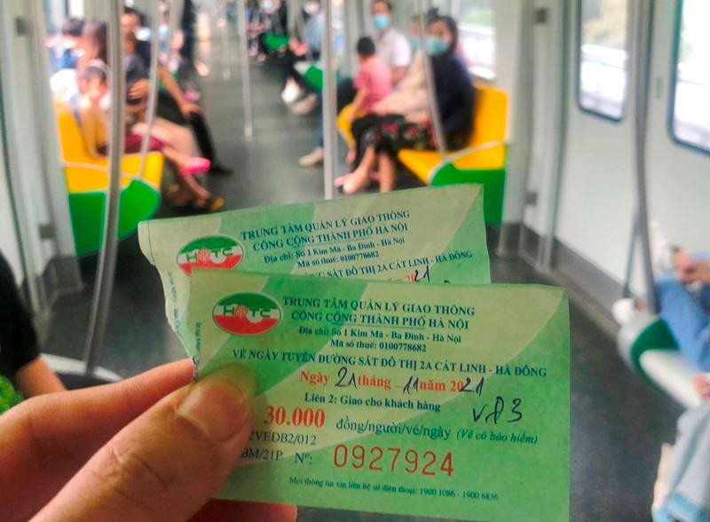 Hành khách mua vé đi tàu trong ngày 21/11. Ảnh: Anh Trọng