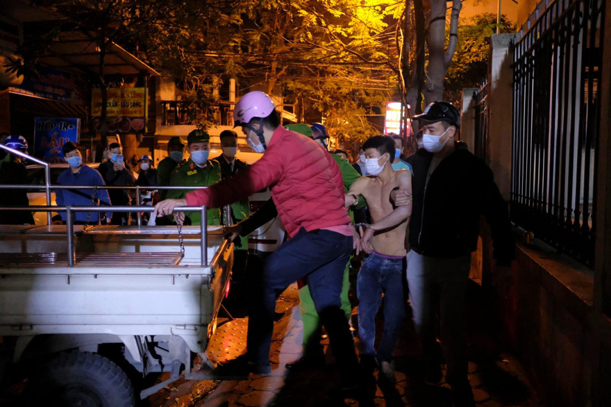 Lực lượng chức năng khống chế M. đưa về trụ sở làm rõ. Ảnh: Đ.G