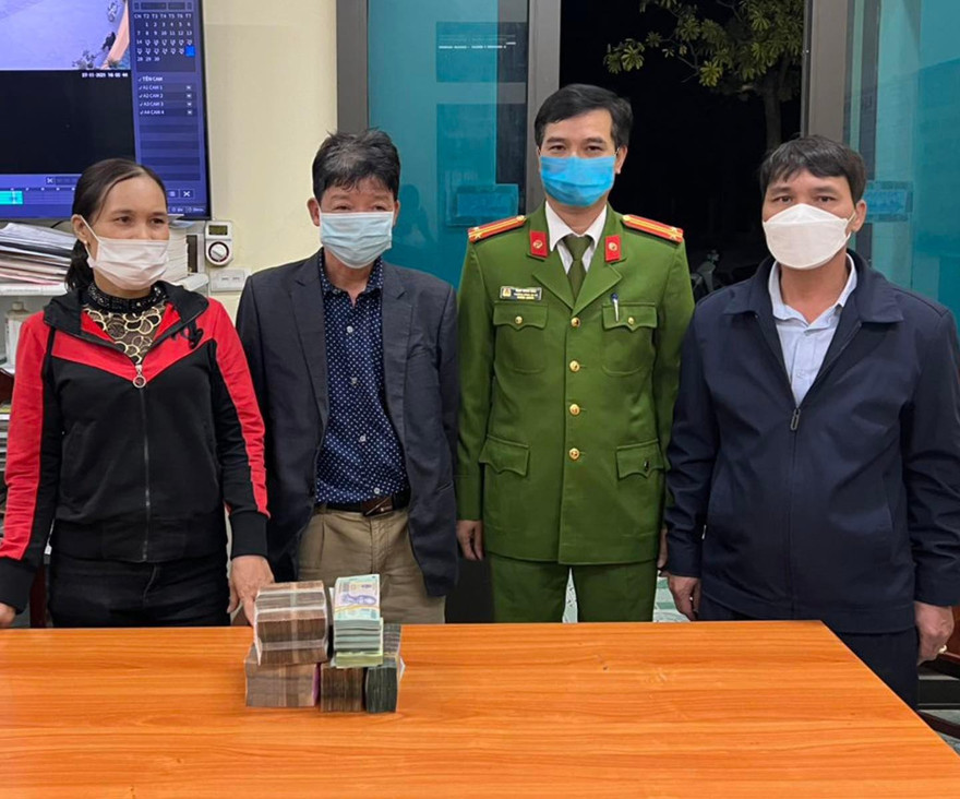 Ông Đức nhận lại số tiền đánh rơi. Ảnh Công an thành phố Hà Nội.