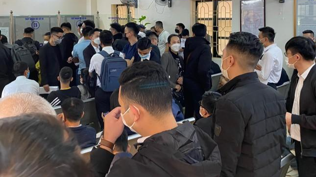 Rất nhiều người dân đến đăng ký phương tiện ngày đầu giảm lệ phí trước bạ. Ảnh Công Huy