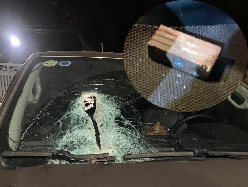 Hình ảnh chiếc xe bị ném gạch được chia sẻ.