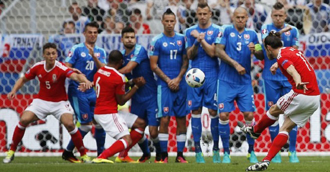 Gareth Bale lộ 'đầu hói' trong trận cầu lịch sử