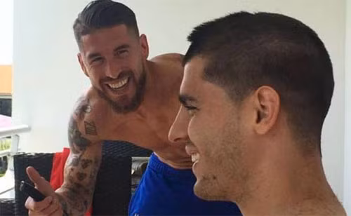 Ramos làm thợ cạo, vít đầu đồng đội cắt tóc cầu may