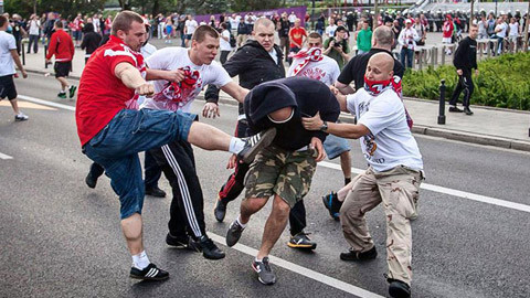 CĐV Ba Lan và Bắc Ireland choảng nhau trước giờ khai cuộc