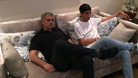 Mourinho khoe ảnh xem tuyển Anh thi đấu cùng quý tử