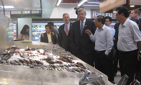 Bộ trưởng Nông nghiệp Mỹ Tom Vilsack (áo veste, thứ ba từ phải qua) hồi tháng 4 đã đi tìm hiểu các mặt hàng nông sản được bày bán tại một siêu thị ở TP.HCM. Ông cho biết nhiều DN Mỹ muốn đầu tư tại Việt Nam, nhất là vào nông nghiệp. Ảnh: QH.