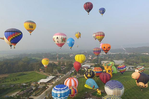 22 cặp đôi trên khắp Thái Lan cùng trao lời hẹn thề trăm năm giữa không trung trên khinh khí cầu.
