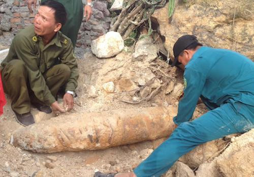 Lực lượng chức năng tại hiện trường phát hiện quả bom. Ảnh: CTV.