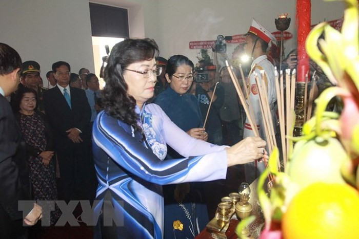 Bà Nguyễn Thị Quyết Tâm dâng hương tưởng niệm Chủ tịch Hồ Chí Minh. (Ảnh: Thanh Vũ/TTXVN)