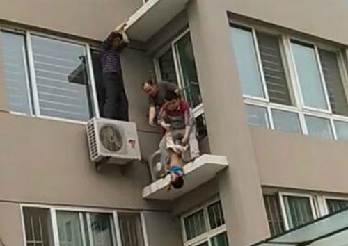 Liu đã tóm được chân cậu bé - Ảnh: Daily China