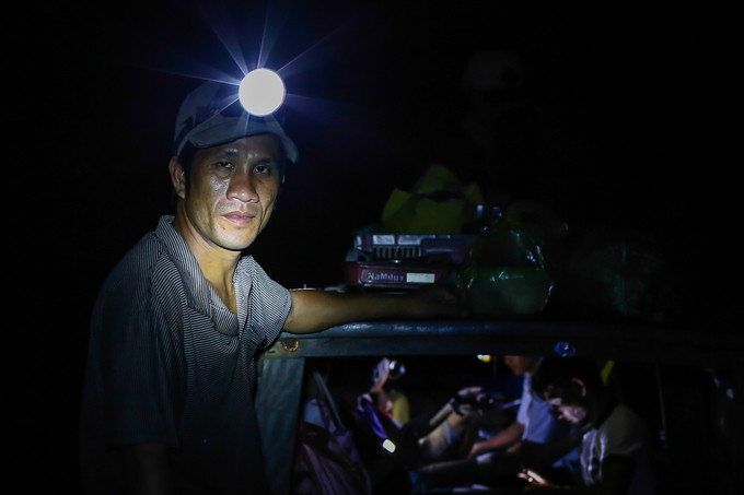 Chiều tối mỗi ngày, khoảng 10 người xuống ghe ở bến đò xã Tam Thôn Hiệp, huyện Cần Giờ (TP HCM) để vào rừng đước bắt ba khía (người địa phương gọi là con nha). Theo họ, ba khía dùng để làm các loại mắm bởi thịt thơm và ngọt. "Tôi làm nghề này hơn 5 nă