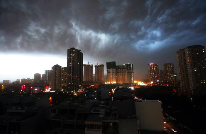 Khoảng 18h ngày 18/5, Hà Nội có mưa giông kèm gió lốc. Trời tối đen trong nhiều phút.