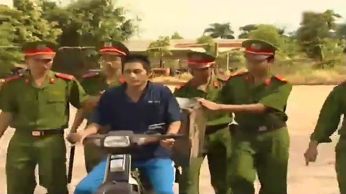 Cả thôn truy bắt kẻ trộm trong đêm