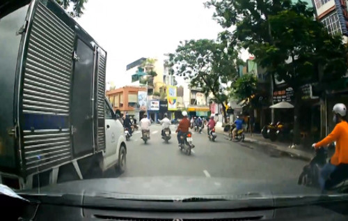 Cô gái bay người thoát chết khi bị xe tải đâm