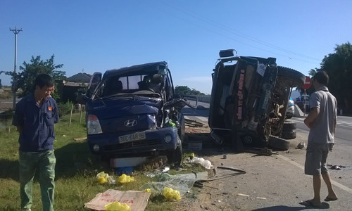 Xe tải loại 3,5 tấn lao sang đường ngược chiều, húc trúng xe khác. Ảnh: Lê Hoàng.