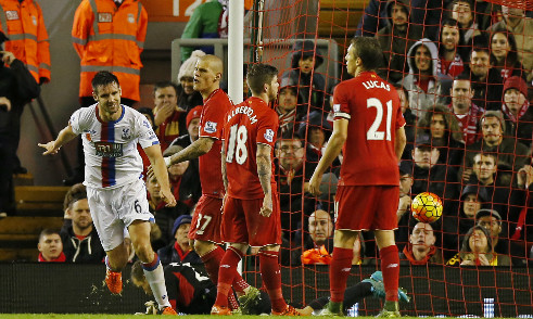 Trung vệ Scott Dann đánh đầu ấn định tỷ số 2-1 cho Crystal Palace. Ảnh: Reuters.