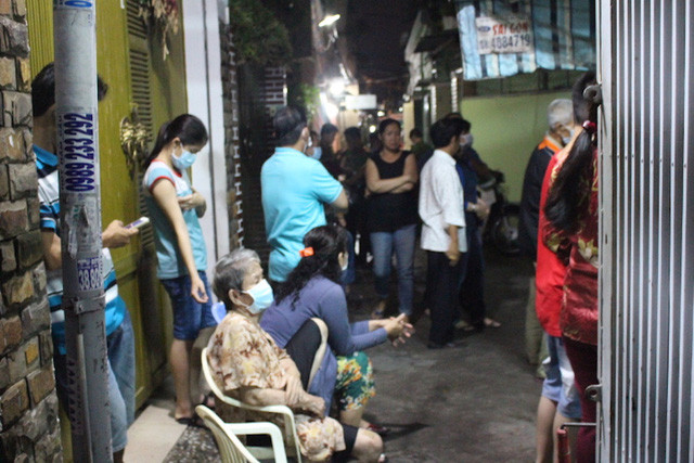 Người dân tập trung theo dõi công an khám nghiệm hiện trường.