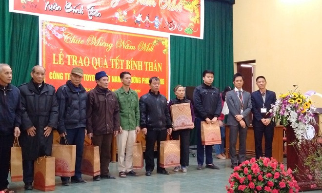 Tặng quà tết cho gia đình thương binh liệt sĩ